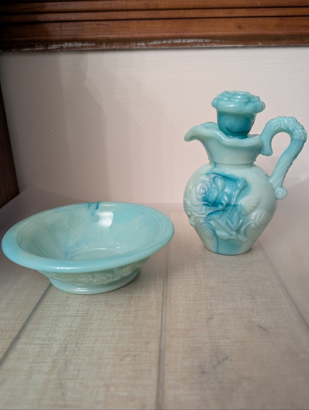 Vintage 70s Avon "Skin-So-Soft" Jadeite Milk Glass Set